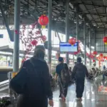 Suasana Stasiun Kroya saat naik turun penumpang pada momen libur Imlek 2026. (Daop 5).