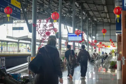 Suasana Stasiun Kroya saat naik turun penumpang pada momen libur Imlek 2026. (Daop 5).