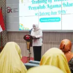 Wabup Banyumas Dwi Asih Lintarti saat pidato pembukaan acara Training of Trainers (ToT) Penyuluh Agama Islam se-Jateng dan DIY di Aula OJK Purwokerto, Rabu (18/02/2026).(dok Wahyu Sumantri)