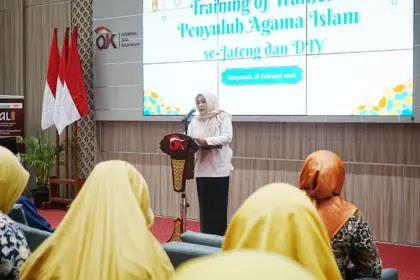 Wabup Banyumas Dwi Asih Lintarti saat pidato pembukaan acara Training of Trainers (ToT) Penyuluh Agama Islam se-Jateng dan DIY di Aula OJK Purwokerto, Rabu (18/02/2026).(dok Wahyu Sumantri)