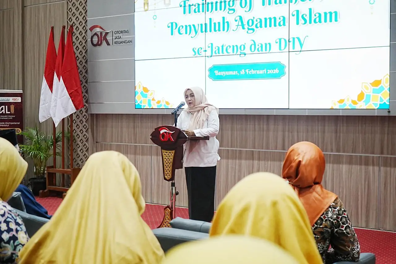 Wabup Banyumas Dwi Asih Lintarti saat pidato pembukaan acara Training of Trainers (ToT) Penyuluh Agama Islam se-Jateng dan DIY di Aula OJK Purwokerto, Rabu (18/02/2026).(dok Wahyu Sumantri)
