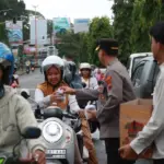 Sejumlah personel Polresta Cilacap membagikan takjil berbuka puasa kepada pengendara yang melintas di depan Mapolresta Cilacap. (Humas Polresta Cilacap).