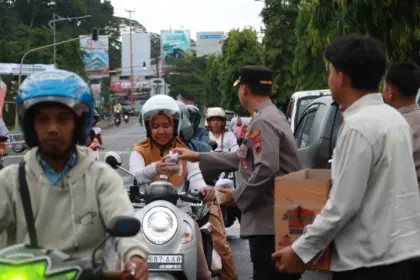 Sejumlah personel Polresta Cilacap membagikan takjil berbuka puasa kepada pengendara yang melintas di depan Mapolresta Cilacap. (Humas Polresta Cilacap).