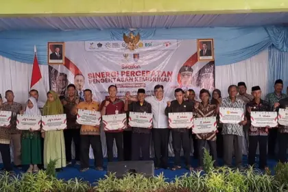 Kepala Badan Percepatan Pengentasan Kemiskinan, Budiman Sudjatmiko, menyerahkan program SiTaskin kepada Bupati Cilacap Syamsul Auliya Rachman. (Tri Aji).