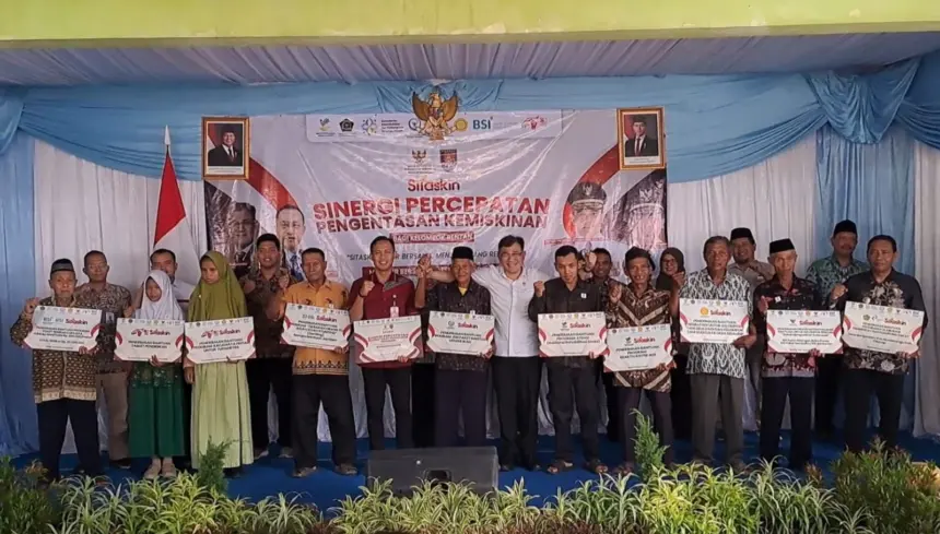 Kepala Badan Percepatan Pengentasan Kemiskinan, Budiman Sudjatmiko, menyerahkan program SiTaskin kepada Bupati Cilacap Syamsul Auliya Rachman. (Tri Aji).