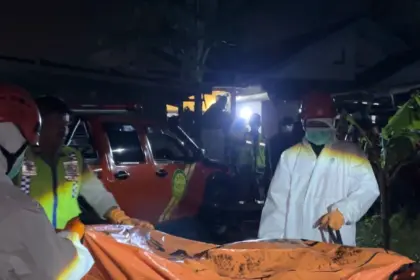 Tim SAR evakuasi lansia 65 tahun meninggal dunia di dalam rumahnya di Gunungsimping Cilacap. (Basarnas Cilacap