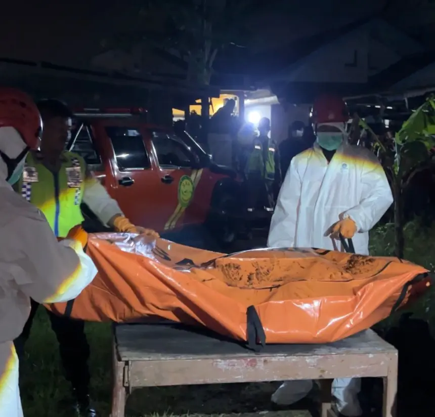 Tim SAR evakuasi lansia 65 tahun meninggal dunia di dalam rumahnya di Gunungsimping Cilacap. (Basarnas Cilacap