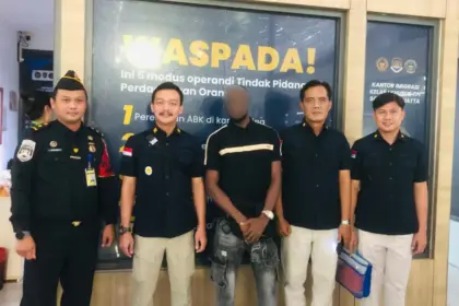 Petugas Imigrasi Cilacap mengantar 2 WNA yang dideportasi dari Cilacap usai jalani Pidana di Nusakambangan. (Imigrasi Cilacap).