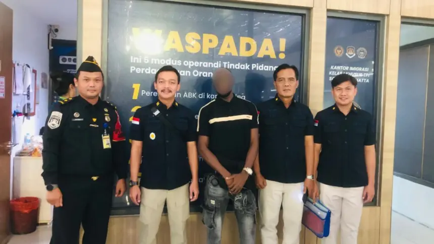 Petugas Imigrasi Cilacap mengantar 2 WNA yang dideportasi dari Cilacap usai jalani Pidana di Nusakambangan. (Imigrasi Cilacap).