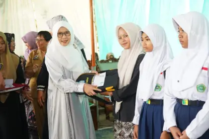 PKK Kabupaten Cilacap juga menyalurkan berbagai bantuan sosial secara simbolis kepada masyarakat. (Pemkab Cilacap).