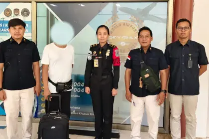 Kantor Imigrasi Kelas I TPI Cilacap mendeportasi seorang warga negara India. (Imigrasi Cilacap).