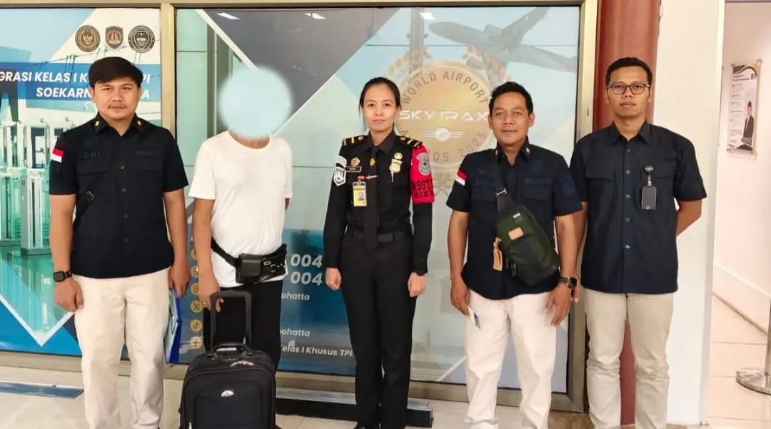 Kantor Imigrasi Kelas I TPI Cilacap mendeportasi seorang warga negara India. (Imigrasi Cilacap).
