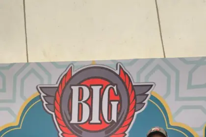 Noviyanti (tengah) pemenang hadiah umrah, undian di acara jalan sehat HUT RI ke-80, yang diselenggarakan Pemkab Banyumas, pada Agustus lalu.(foto Wahyu Sumantri)