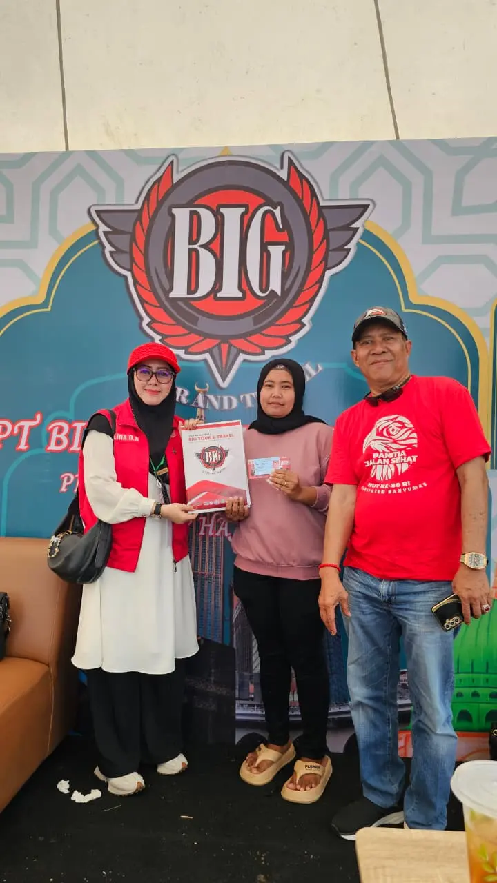 Noviyanti (tengah) pemenang hadiah umrah, undian di acara jalan sehat HUT RI ke-80, yang diselenggarakan Pemkab Banyumas, pada Agustus lalu.(foto Wahyu Sumantri)