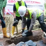 Peletakan batu pertama pembangunan jembatan merah putih presisi di Gandrungmangu Cilacap. (Humas Polresta Cilacap).