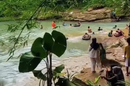 Penampakan Kedung Kampak, Green Canyon versi Desa Selenegara, Kecamatan Sumpiuh, Banyumas. (Foto: Tangkapan layar TikTok @pemudaa..04)