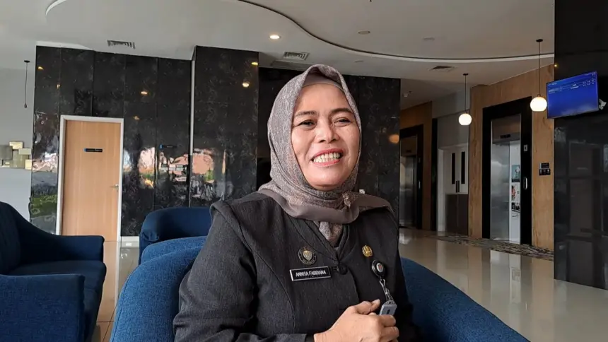 Kepala Disdukcapil Kabupaten Cilacap, Annisa Fabriana, saat memberikan keterangan terkait ketersediaan blanko KTP el. (Tri Aji).