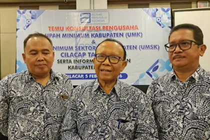 Ketua APINDO Cilacap Bambang Sri Wahono saat memberikan keterangan terkait UMK dan UMSK di Cilacap. (Tri Aji).