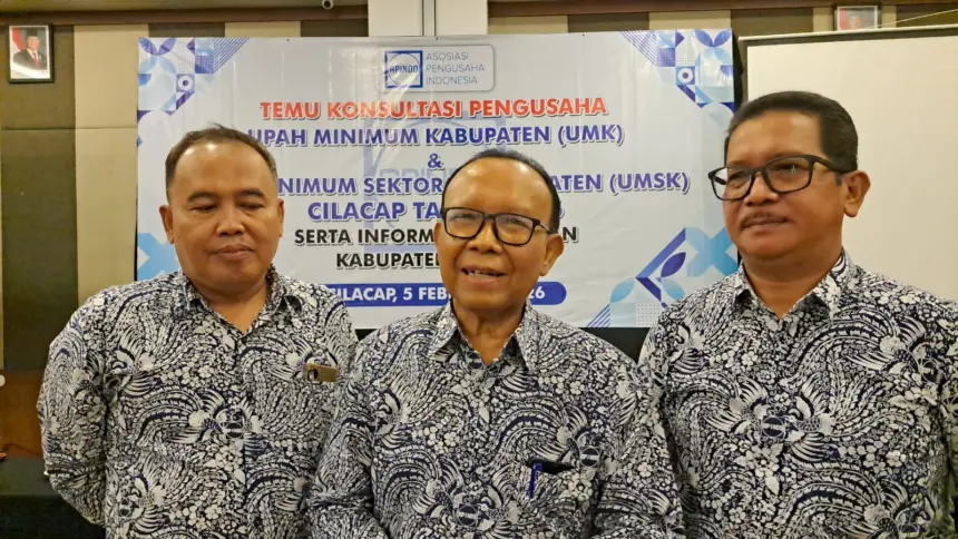 Ketua APINDO Cilacap Bambang Sri Wahono saat memberikan keterangan terkait UMK dan UMSK di Cilacap. (Tri Aji).