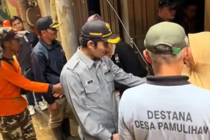 Ketua Komisi C DPRD Cilacap Mitra Patriasmoro saat meninjau lokasi longsor di Karangpucung, Cilacap. (Dok Moro).