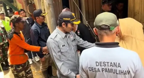 Ketua Komisi C DPRD Cilacap Mitra Patriasmoro saat meninjau lokasi longsor di Karangpucung, Cilacap. (Dok Moro).