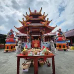 Jejak alkuturasi budaya di Klenteng Boen Tek Bio Banyumas dengan adanya Altar Mbah Kuntjung. (Foto: Instagram @boentekbiobanyumas)