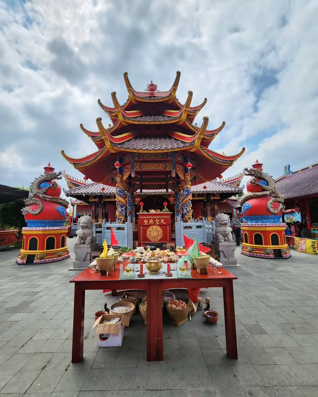 Jejak alkuturasi budaya di Klenteng Boen Tek Bio Banyumas dengan adanya Altar Mbah Kuntjung. (Foto: Instagram @boentekbiobanyumas)