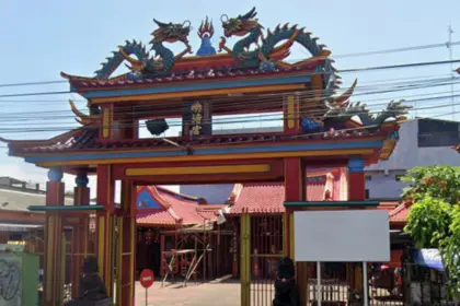 Klenteng Lam Tjeng Kiong di Cilacap, yang masih berdiri kokoh sejak 1899. (Foto: Tangkapan layar Google Maps)