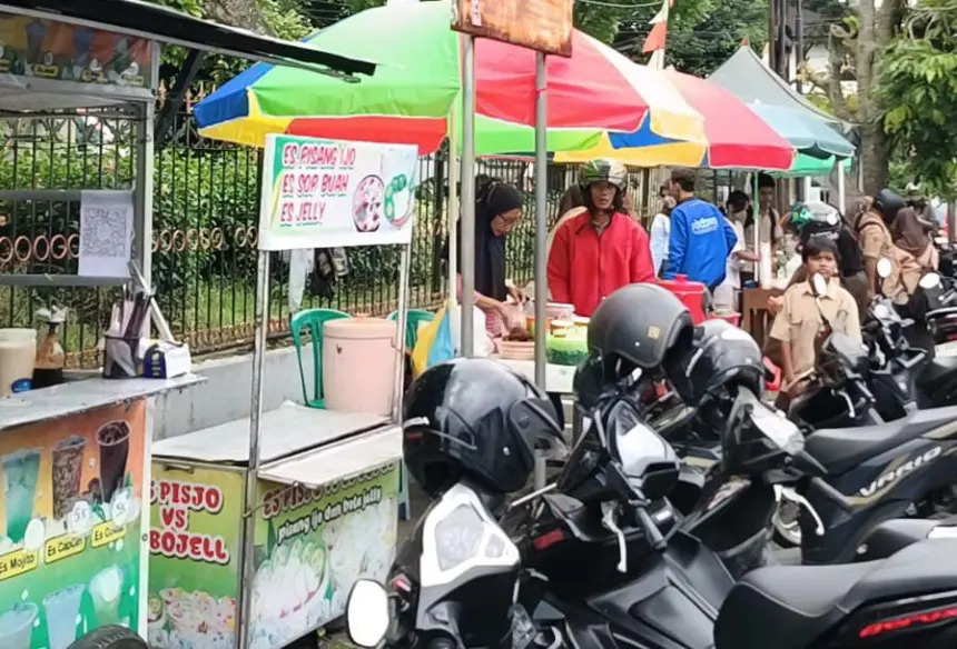 Ragam kuliner yang ada di Pasar Ramadan SMA Negeri 2 Purwokerto. (Foto: Dok. cilacaptoday.com)