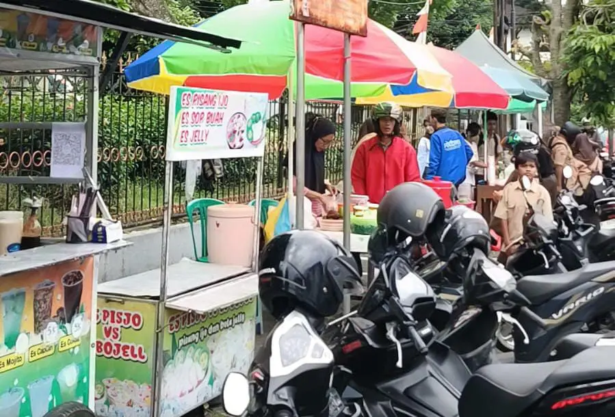 Ragam kuliner yang ada di Pasar Ramadan SMA Negeri 2 Purwokerto. (Foto: Dok. cilacaptoday.com)