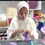 Rahmawati Nurul Layli saat merajut benang menjadi kerajinan tangan yang diminati hingga luar negri, Senin (9/2/2026) (Foto: Layli)