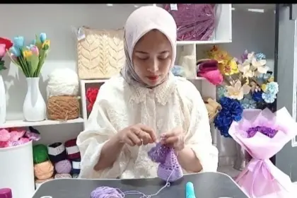​Rahmawati Nurul Layli saat merajut benang menjadi kerajinan tangan yang diminati hingga luar negri, Senin (9/2/2026) (Foto: Layli)