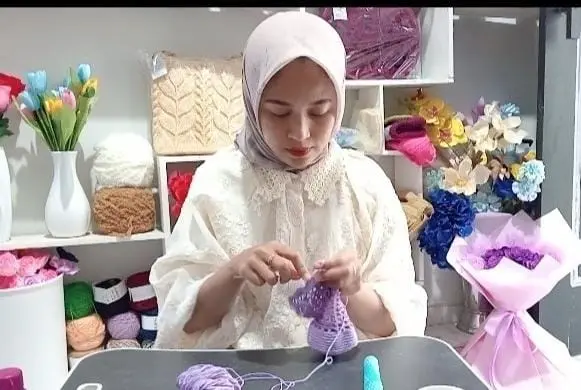 ​Rahmawati Nurul Layli saat merajut benang menjadi kerajinan tangan yang diminati hingga luar negri, Senin (9/2/2026) (Foto: Layli)