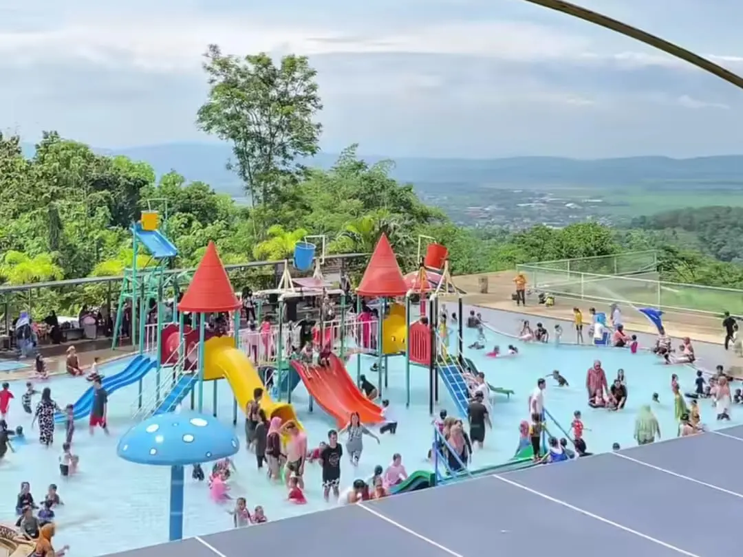​Waterpark Leuit Hills dengan pemandangan perbukitan di Desa Bener, Majenang. (Foto: Tangkapan layar Instagram @leuithillswaterpark)