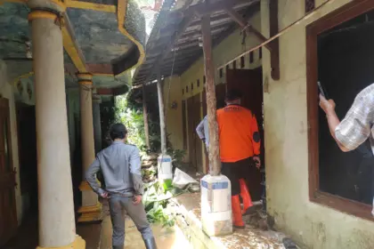 BPBD bersama Anggota DPRD Cilacap meninjau lokasi longsor di Karangpucung, Cilacap. (BPBD Cilacap)