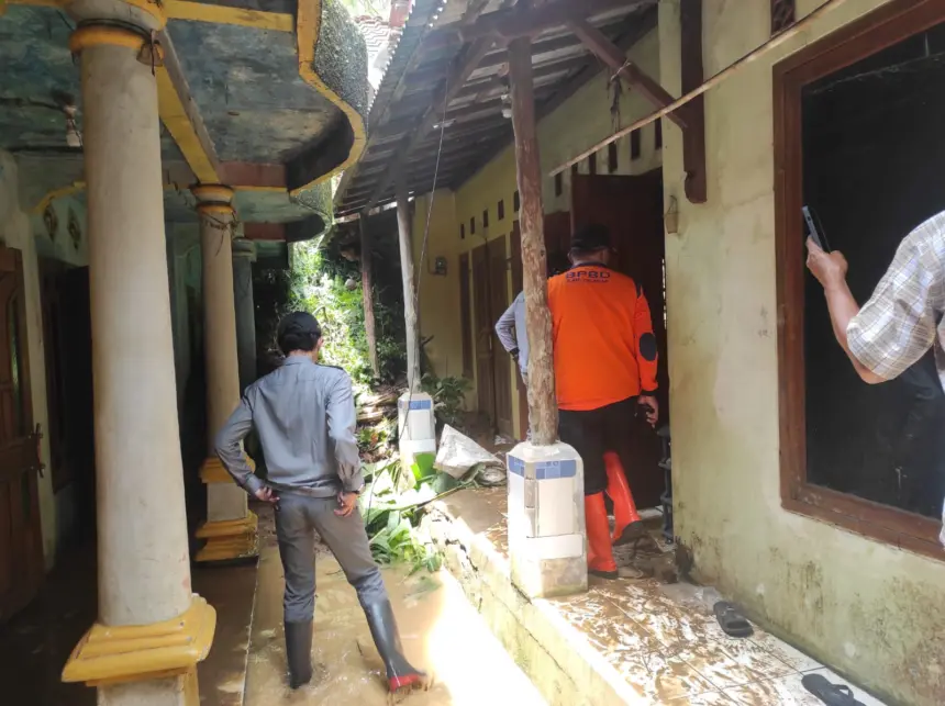 BPBD bersama Anggota DPRD Cilacap meninjau lokasi longsor di Karangpucung, Cilacap. (BPBD Cilacap)
