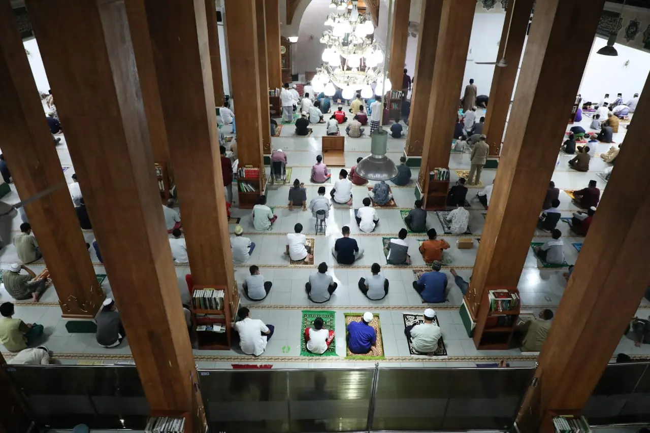 Jumlah tiang penyangga di Masjid Agung Darussalam Cilacap yang lebih dari empat, sehingga membedakan dengan masjid di kota-kota lain. (Foto: jatengprov.go.id)