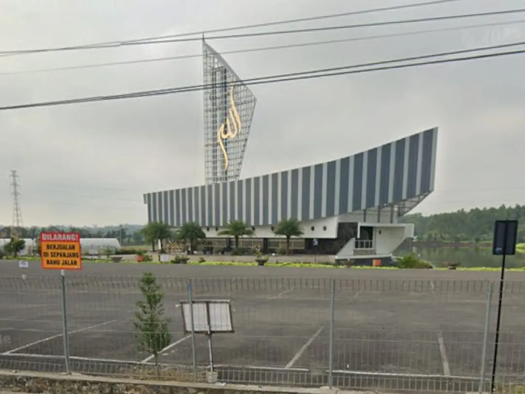 ​Kemegahan Masjid As-Shodiqin yang berada di Rest Area Talaga Sunda. (Foto: Tangkapan layar Google Maps)