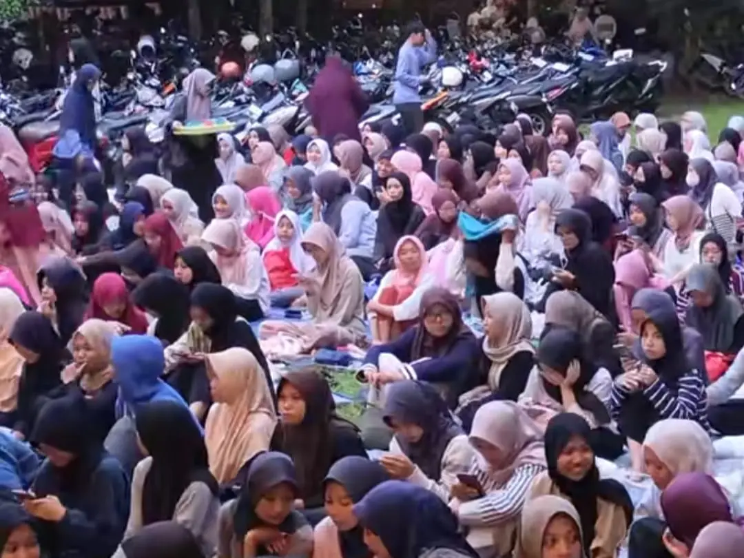 Jamaah memadati Masjid Mafaza pada awal Ramadan 1447 H/2026 M. (Foto: Tangkapan layar TikTok @par.mafaza.pwt)