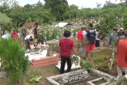 Ratusan warga Desa Bojong, Kawunganten Cilacap kerja bakti bersih makam massal menjelang Ramadan. (Tri Aji).