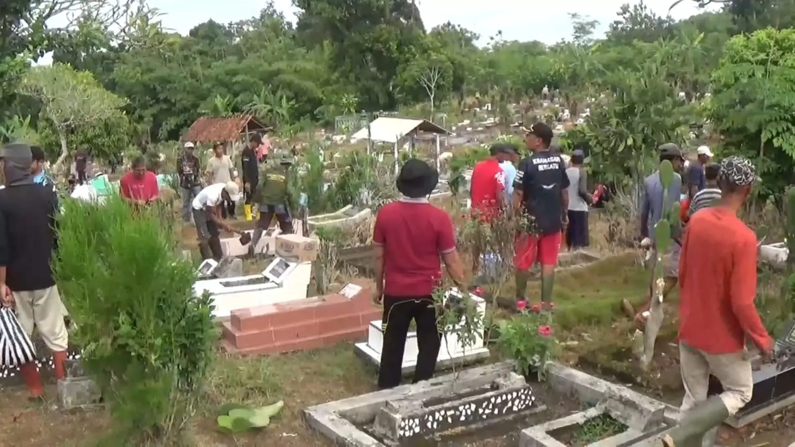 Ratusan warga Desa Bojong, Kawunganten Cilacap kerja bakti bersih makam massal menjelang Ramadan. (Tri Aji).