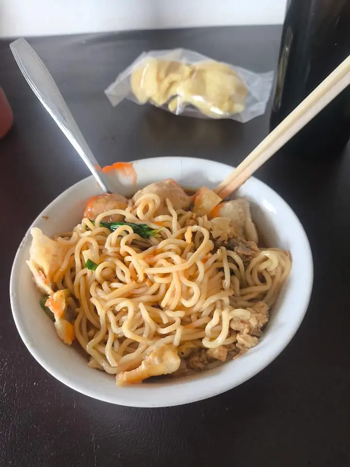 Mie Ayam Tugu Lilin di Cilacap, yang sudah legend dengan harga cuma Rp6.000. (Foto: Google Maps/Riv)