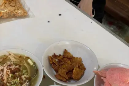 Satu porsi Soto Ayam Sinar yang tidak menggunakan bumbu kacang. (Foto: Google Maps/Wen Suwanto)