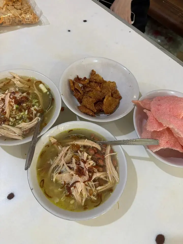 Satu porsi Soto Ayam Sinar yang tidak menggunakan bumbu kacang. (Foto: Google Maps/Wen Suwanto)