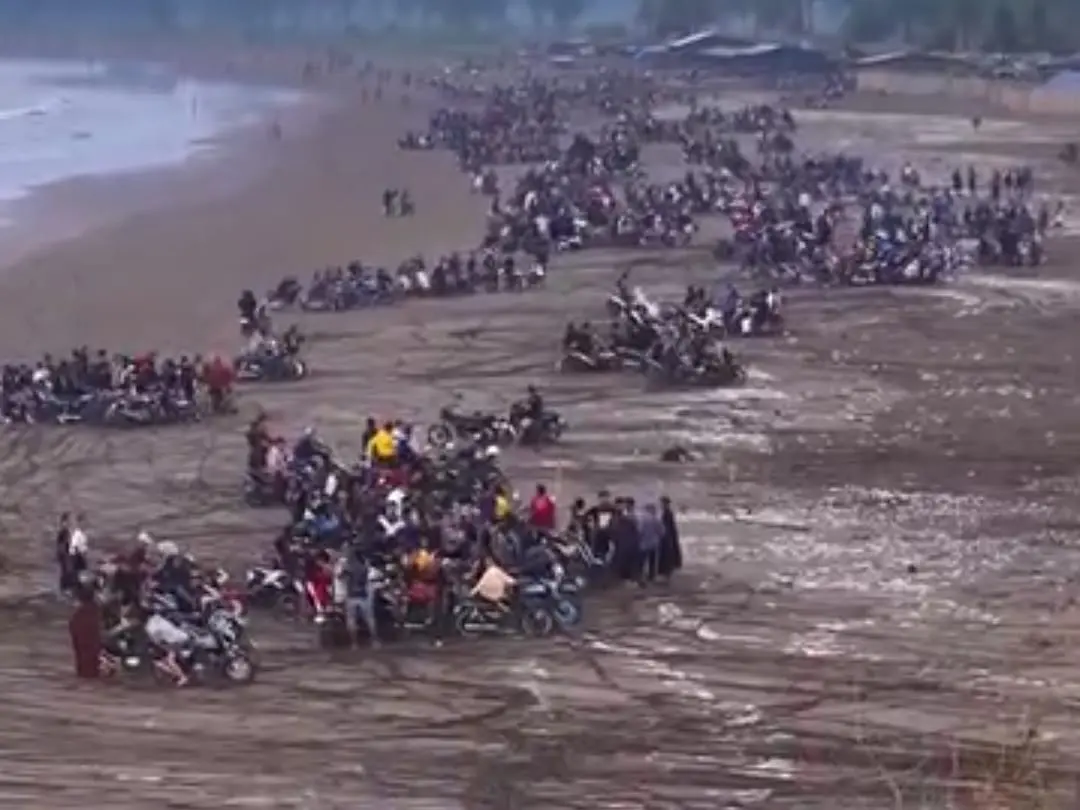 Penampakan yang tak biasa pada pagi saat Muda-Mudi Cilacap berkumpul di Pantai Jetis. (Foto: Tangkapan layar Instagram @jetis.tourism.village)