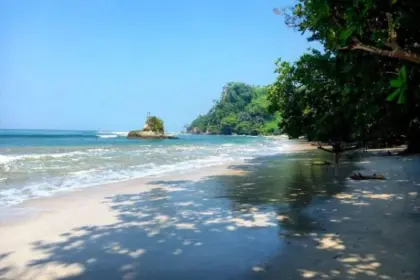Pesona Pantai Rancah Babakan yang tersembunyi di Pulau Nusakambangan. (Foto: cilacapkab.go.id)