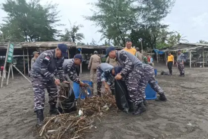 Ratusan personel gabungan bersih-bersih Pantai Suwuk, dalam rangka Gerakan Indonesia ASRI. (Lanal Cilacap).