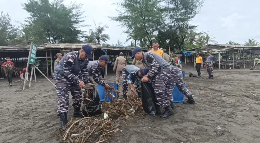 Ratusan personel gabungan bersih-bersih Pantai Suwuk, dalam rangka Gerakan Indonesia ASRI. (Lanal Cilacap).