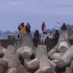 Area pemecah ombak di Pantai Jetis jadi spot menikmati pagi hari bagi Muda-Mudi Cilacap. (Foto: Tangkapan layar Instagram @jetis.tourism.village) 