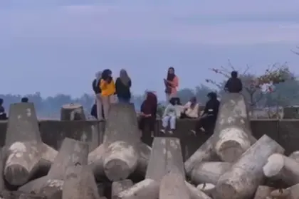 Area pemecah ombak di Pantai Jetis jadi spot menikmati pagi hari bagi Muda-Mudi Cilacap. (Foto: Tangkapan layar Instagram @jetis.tourism.village) 